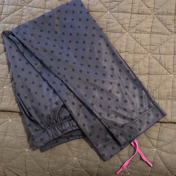 Lululemon polka dot pants. Dark blue with black dots and a pink tie at the waist - Picture 4 of 4